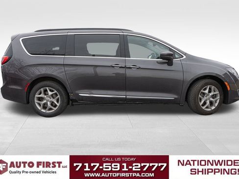 Used 2017 Chrysler Pacifica Touring-L w/ Tire & Wheel Group image 8