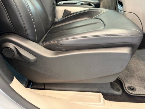 Used 2024 Chrysler Pacifica Limited FWD image 32