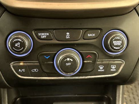 Used 2016 Jeep Cherokee Latitude w/ Cold Weather Group AWD/4WD image 13