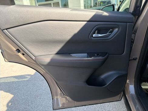 Used 2025 Nissan Rogue SV AWD/4WD image 33