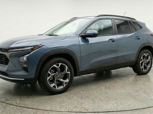 Used 2025 Chevrolet Trax LT w/ LT Convenience Package image 3