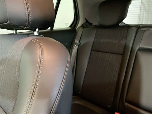 Used 2022 Chevrolet Trax LT w/ LT Convenience Package image 12