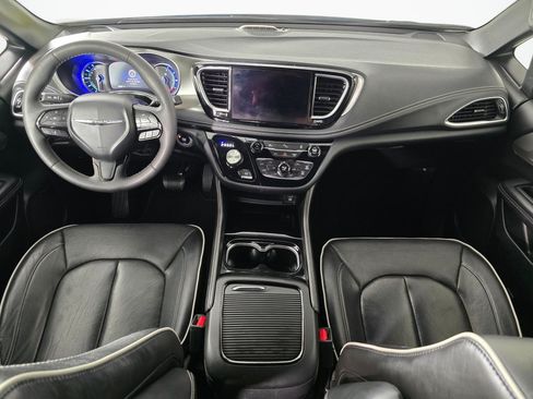 Used 2023 Chrysler Pacifica Limited w/ Uconnect Theater Family Group FWD image 20