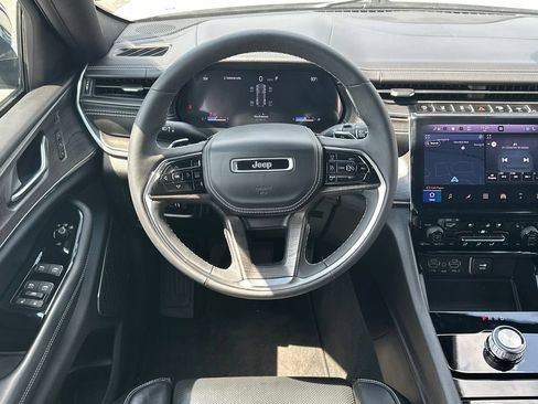 Used 2023 Jeep Grand Cherokee Overland w/ Luxury Tech Group IV RWD image 24