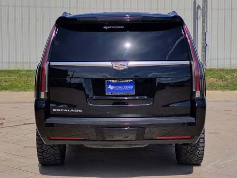 Used 2018 Cadillac Escalade Luxury RWD image 5
