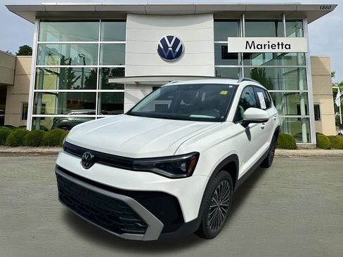 Used 2025 Volkswagen Taos SE FWD image 1