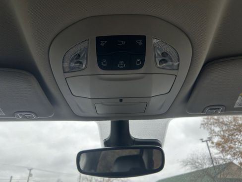 Used 2024 Chrysler Pacifica Touring-L image 16