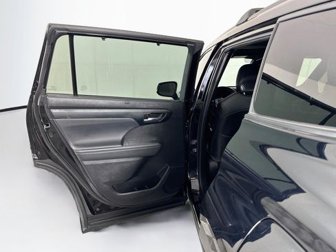 Used 2021 Toyota Highlander XSE AWD/4WD image 27