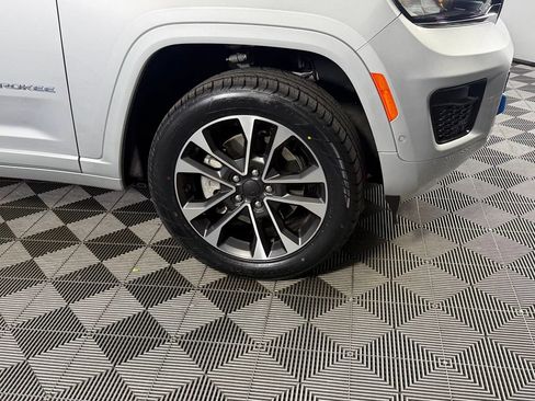 Used 2023 Jeep Grand Cherokee Overland AWD/4WD image 11