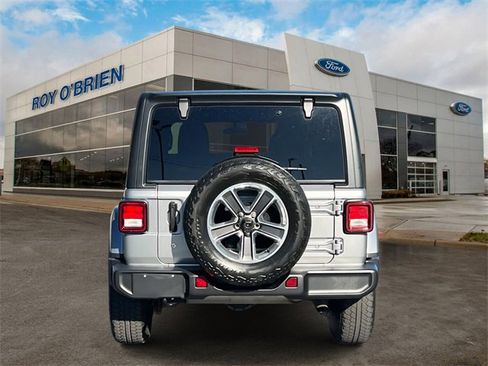 Used 2018 Jeep Wrangler Unlimited Sahara image 4