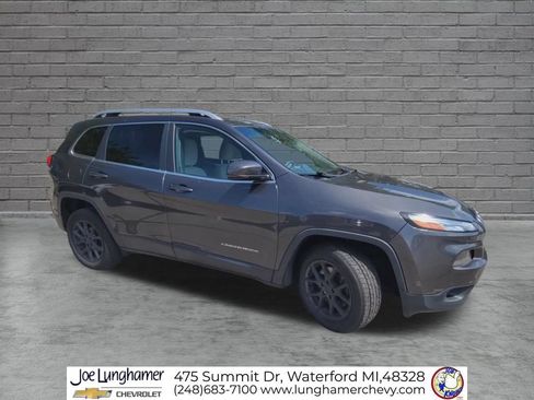 Used 2017 Jeep Cherokee Latitude w/ Safety/Convenience Group FWD image 2