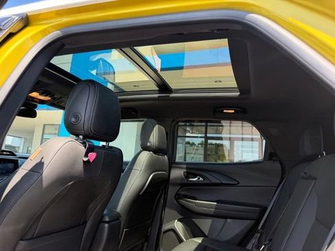 Used 2023 Chevrolet TrailBlazer ACTIV w/ Sun and Liftgate Package FWD image 11