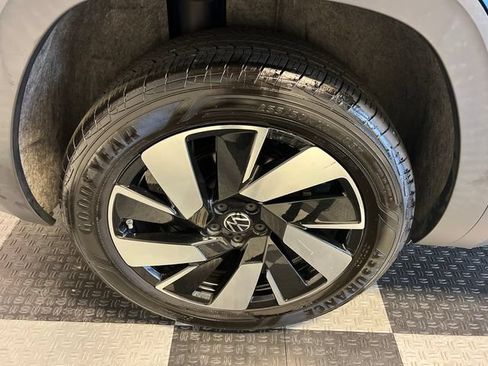 Used 2024 Volkswagen Atlas Cross Sport SE FWD image 15