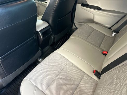 Used 2016 Toyota Camry SE image 9