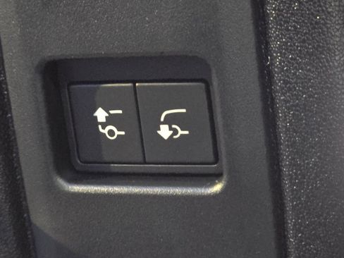 New 2025 Land Rover Defender 110 X-Dynamic SE image 16