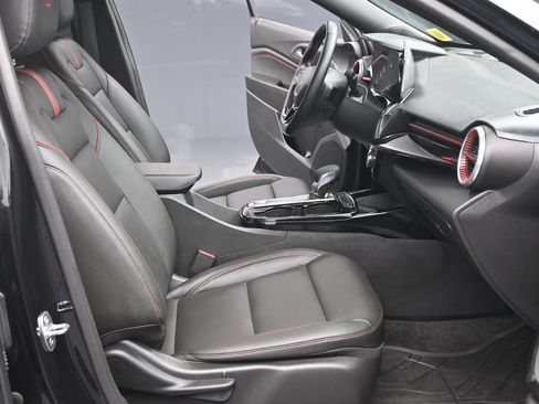 Used 2024 Chevrolet Trax RS w/ Sunroof Package FWD image 11