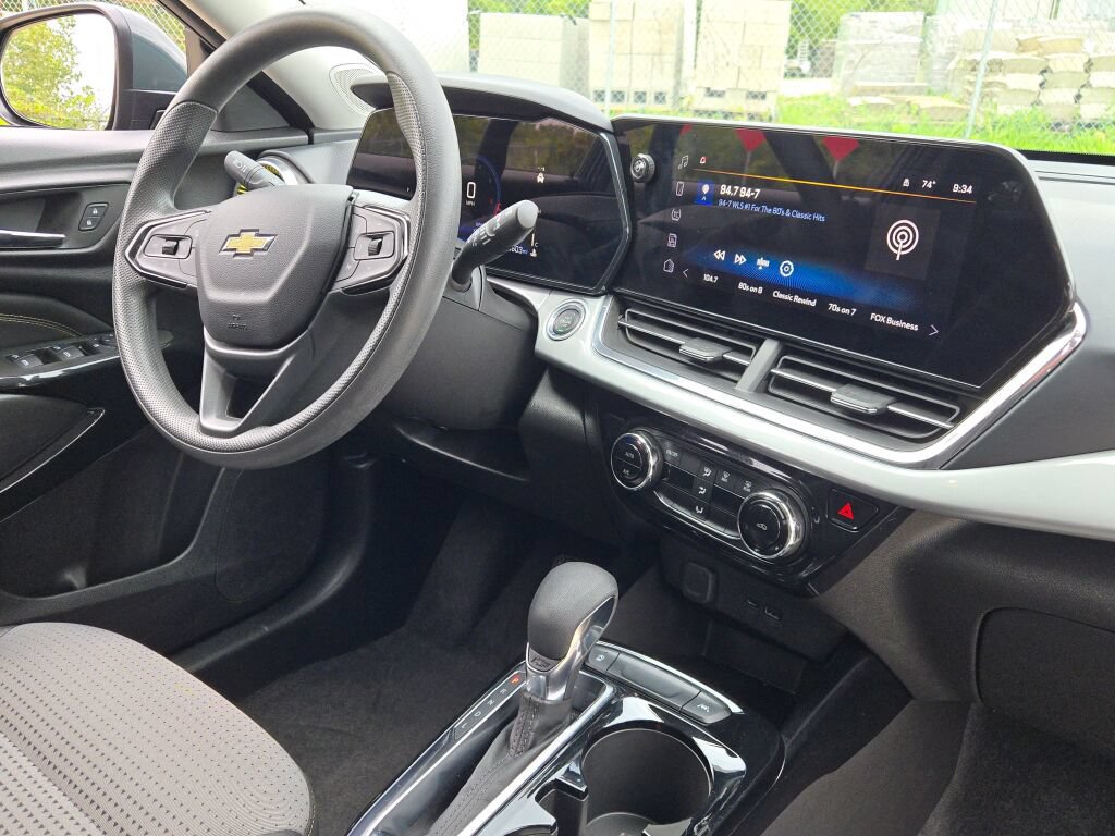 Used 2025 Chevrolet Trax LT FWD image 10