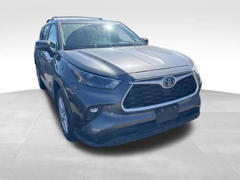 Used 2023 Toyota Highlander LE AWD/4WD image 9
