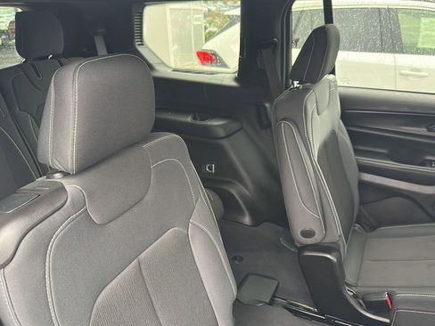 Used 2024 Jeep Grand Cherokee L Laredo image 28