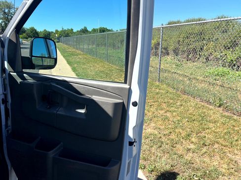 Used 2016 Chevrolet Express 2500 image 17