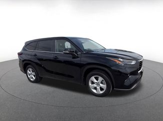 Used 2025 Toyota Highlander LE FWD video 2