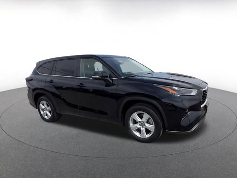 Used 2025 Toyota Highlander LE FWD image 2