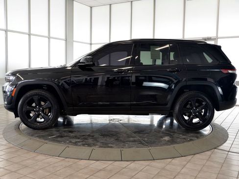 Used 2023 Jeep Grand Cherokee Altitude AWD/4WD image 5