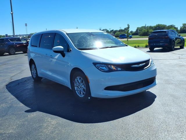 Used 2023 Chrysler Voyager LX FWD image 1