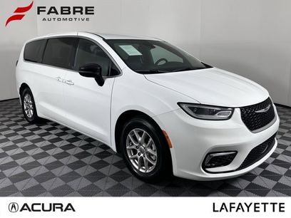 Used 2025 Chrysler Pacifica Select