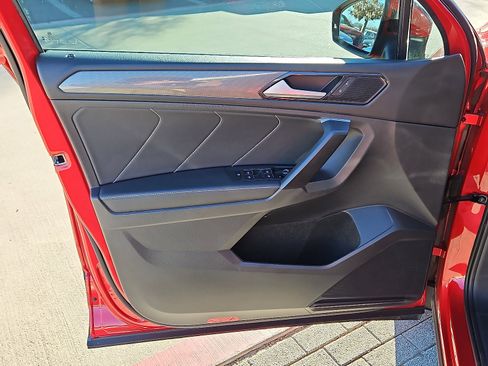 Certified 2023 Volkswagen Tiguan SE w/ Panoramic Sunroof Package image 13