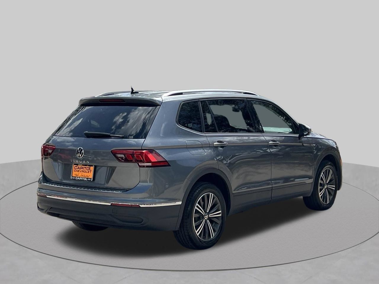Used 2024 Volkswagen Tiguan SE FWD image 5