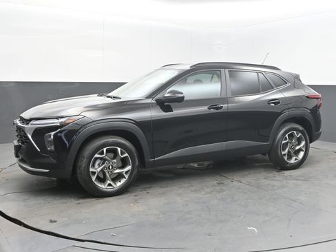 New 2026 Chevrolet Trax LT w/ Driver Confidence Package FWD image 5
