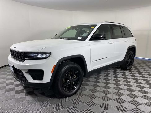 Used 2025 Jeep Grand Cherokee Altitude AWD/4WD image 4