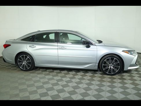 Used 2019 Toyota Avalon Touring image 2