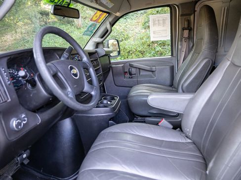 Used 2018 Chevrolet Express 2500 Extended image 23
