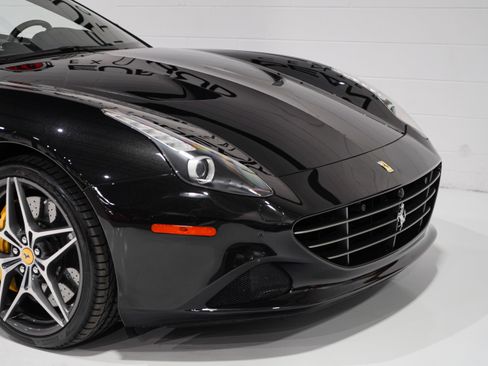 Used 2016 Ferrari California T RWD image 25