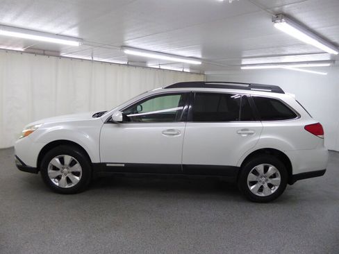 Used 2010 Subaru Outback 3.6R Premium image 4