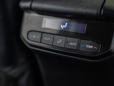 Used 2023 Toyota Highlander XLE AWD/4WD image 34