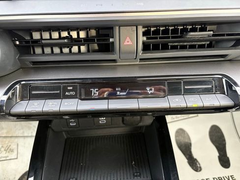 Used 2025 Toyota Prius LE image 25