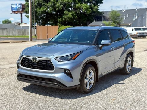Used 2023 Toyota Highlander LE AWD/4WD image 7