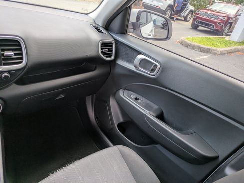 Used 2024 Hyundai Venue SE FWD image 14