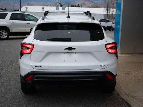 Used 2025 Chevrolet Trax RS image 4
