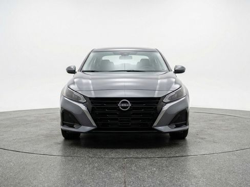 Used 2025 Nissan Altima 2.5 SV image 2