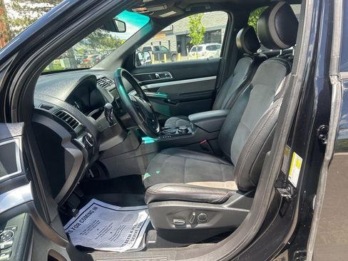 Used 2017 Ford Explorer XLT w/ Equipment Group 202A AWD/4WD image 24