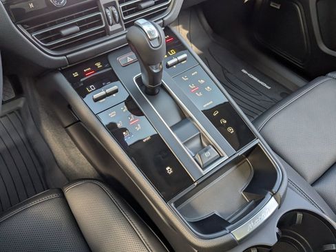 Certified 2026 Porsche Macan AWD/4WD image 21