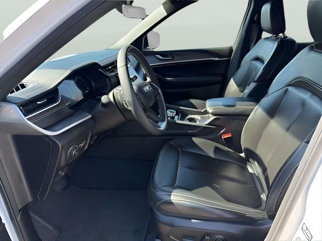 Used 2025 Jeep Grand Cherokee Limited AWD/4WD image 7