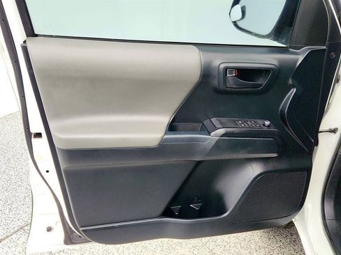 Used 2017 Toyota Tacoma SR image 10