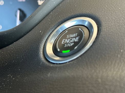Used 2022 Cadillac XT4 Luxury w/ Cold Weather Package FWD image 29