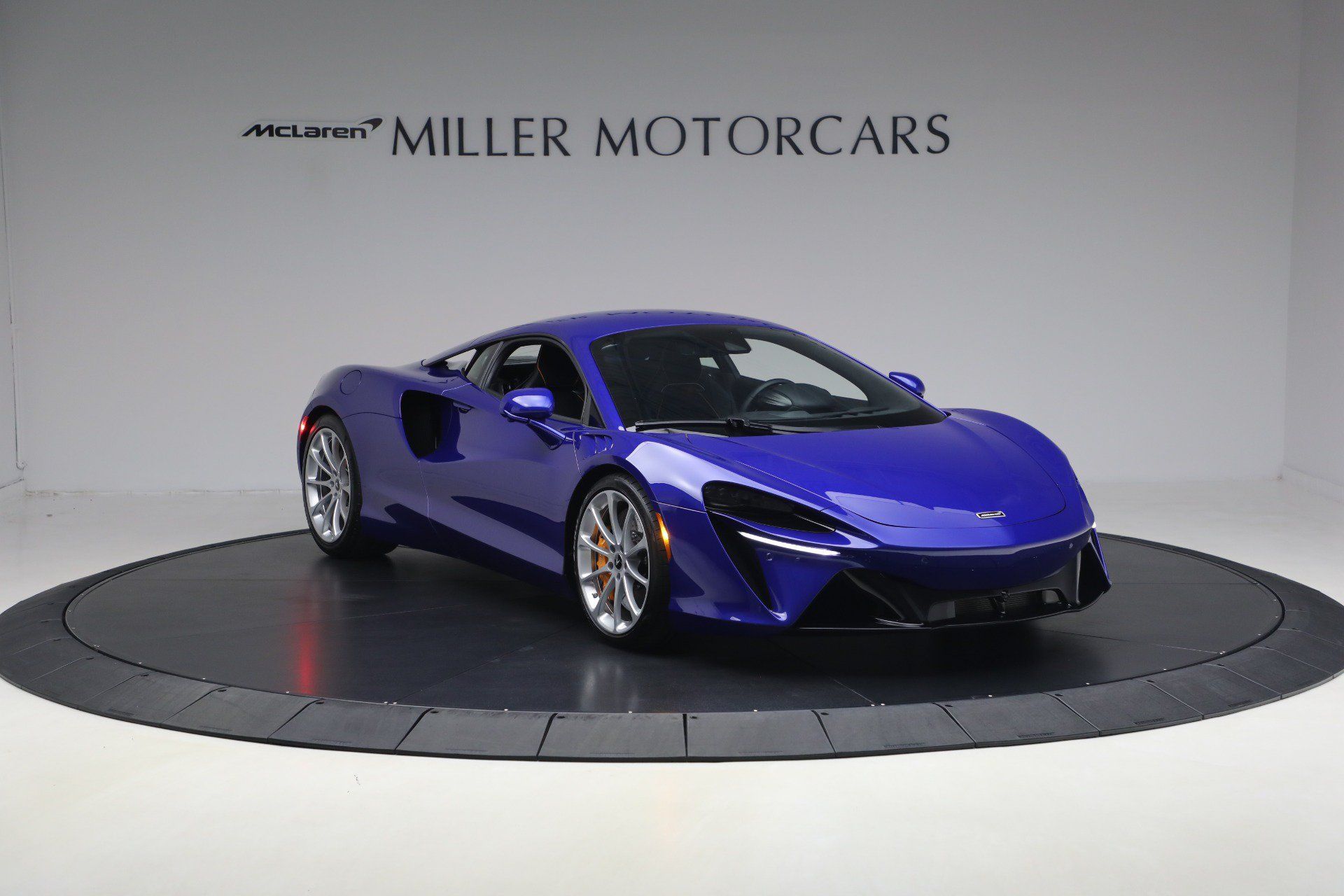 Used 2024 McLaren Artura RWD image 11