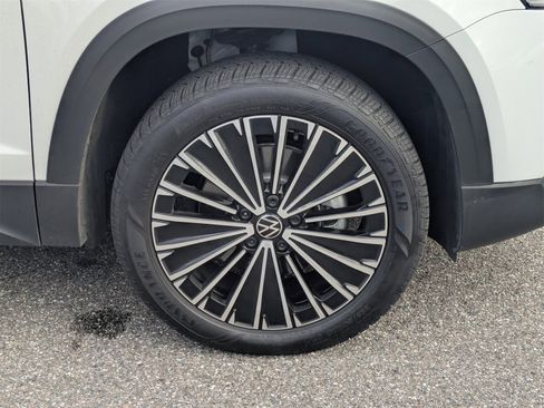 Used 2025 Volkswagen Taos SE w/ Panoramic Sunroof Package image 19